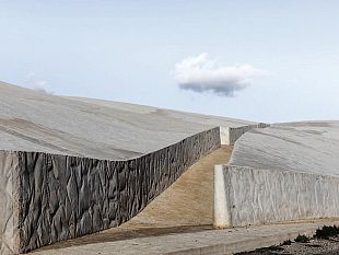 gibellina-le-grandi-case-di-moda-scelgono-ancora-il-cretto-di-burri-come-location