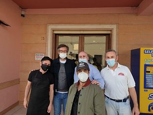 le-star-cracco-e-favino-dopo-le-riprese-a-favignana-scelgono-dattilo-per-una-dolce-pausa