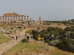 archeoclub-selinunte-i-volontari-ripuliscono-larea-del-tempio-a