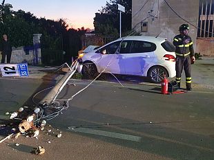 finisce-fuori-strada-con-lauto-e-abbatte-un-palo-dellelettricita