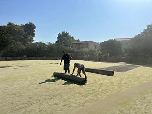 marinella-di-selinunte-ripristinato-il-manto-erboso-del-campetto-di-calcio-alla-stazione