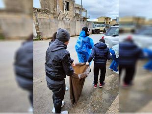 napola-i-giovani-del-gruppo-i-care-ripuliscono-le-strade