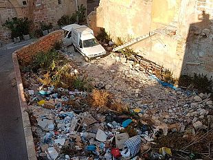 video-mazara-grande-degrado-in-area-adiacente-a-chiesa-di-san-francesco-chi-interverra