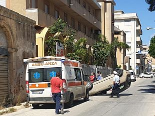 mazara-incidente-in-via-casa-santa-auto-capovolta