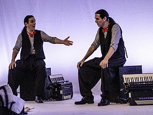 una-storia-vera-tra-la-magia-dellarte-e-musica-les-jumeaux-di-scena-al-selinus