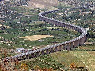 si-lancia-da-un-viadotto-alto-35-metri-e-rimane-illesa