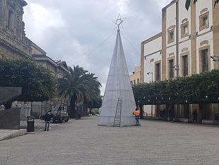 smontato-lalbero-di-natale-il-sistema-delle-piazze-rimane-al-buio