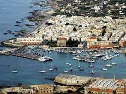 afflusso-dei-veicoli-sull-isola-di-favignana-per-la-stagione-turistica-in-corso
