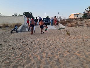 triscina-bambino-si-allontana-sulla-spiaggia-ritrovato-e-riconsegnato-alla-madre