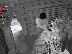 castelvetrano/castelvetrano-furto-in-farmacia-nella-notte-denunciato-un-25enne