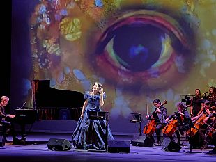 il-soprano-alcamese-luciana-di-bella-porta-il-suo-lullaby-nella-magia-del-tempio-di-segesta