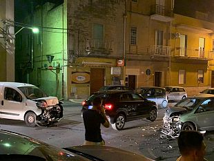 violento-scontro-frontale-in-via-argenteria-ferito-un-uomo