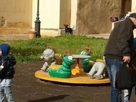 cappuccetto-rosso-attenta-al-lupo-quando-esci-da-scuola