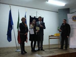 consegnati-dal-lions-attestati-e-guidoncini-agli-studenti-che-hanno-partecipato-al-concorso-un-poster-per-la-pace