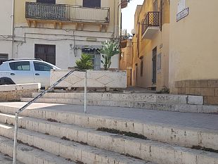 video-mazara-eliminata-mini-discarica-sulla-scalinata-regina-giovanna-daragona