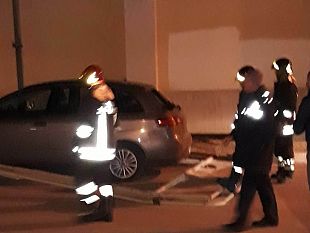 marsala-a-causa-del-forte-vento-grossa-insegna-finisce-su-unauto-con-a-bordo-due-anziani