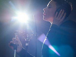 sanremo-2025-la-rivoluzione-della-musica-italiana-tra-sorprese-e-nuove-tendenze