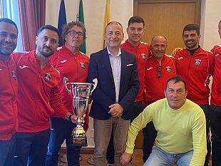 mazara-il-sindaco-quinci-accoglie-al-palazzo-di-citta-lasd-mokarta-calcio