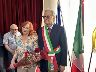 lavvocato-giovanni-lentini-proclamato-sindaco-riceve-la-fascia-da-enzo-alfano