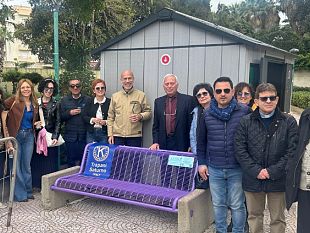 donata-alla-citta-di-trapani-una-panchina-viola-simbolo-della-lotta-contro-la-fibromialgia