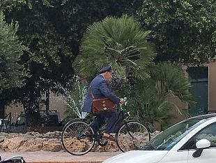 avvistato-il-postino-del-programma-ce-posta-per-te-tra-le-vie-di-mazara