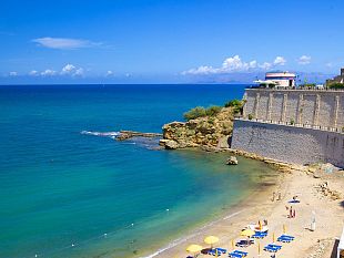79enne-muore-in-spiaggia-a-castellammare-del-golfo-a-causa-di-un-malore