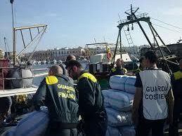 due-pescherecci-con-un-carico-di-circa-14-tonnellate-di-hashish-arrestate-15-persone