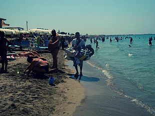 cd-contraffatti-venduti-in-spiaggia-una-denuncia