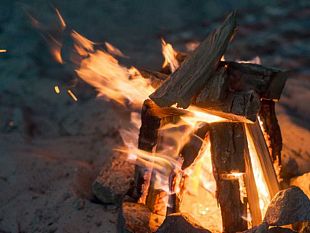 fuochi-in-spiaggia-laccensione-e-vietata-dalla-legge