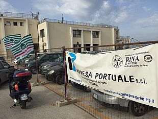 trapani-sit-in-di-protesta-dei-lavoratori-portuali-al-molo-sanita