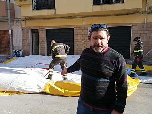 video-mazara-donna-minaccia-di-gettarsi-dal-secondo-piano-messa-in-salvo