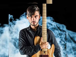 il-mazarese-leo-de-santi-miglior-bassista-dellanno-il-plauso-del-sindaco-salvatore-quinci