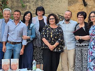 enrico-galiano-incanta-partanna-emozioni-parole-e-verita-nel-giardino-del-castello-grifeo