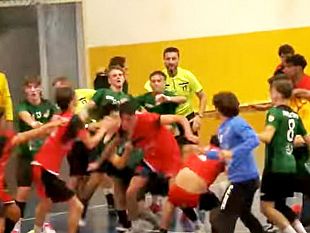 pallamano-esordio-shock-rissa-furibonda-in-campo-tra-il-giovinetto-e-aretusa