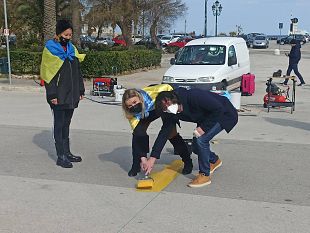trapani-piazza-vittorio-si-tinge-di-azzurro-e-giallo-con-la-bandiera-ucraina