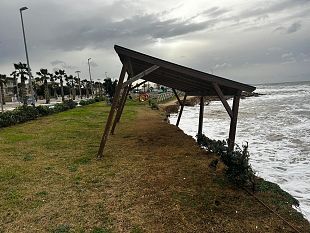 mazara-maltempo-crolla-la-struttura-in-legno-nellarea-giochi-del-lungomare-san-vito