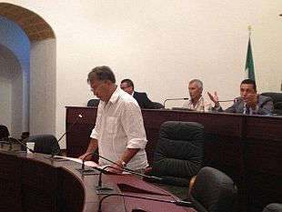 il-consiglio-comunale-in-vacanza-per-un-mese-dopo-una-seduta-show