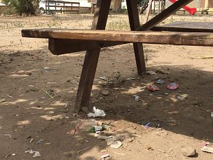 troppi-rifiuti-al-parco-giochi-di-marinella-ed-una-bimba-si-ferisce-con-una-bottiglia