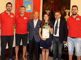 marsala-premiata-la-neo-campionessa-italiana-di-pallavolo-under-16-alessandra-mistretta