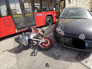 scontro-auto-moto-in-via-benedetto-valenza