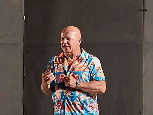 valderice-grande-successo-di-pubblico-al-borgo-san-marco-con-il-comico-giovanni-cacioppo