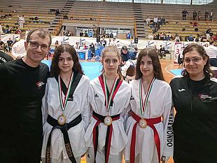 taekwondo-i-fighters-trionfano-nelle-categorie-femminili-tre-ori-a-catanzaro