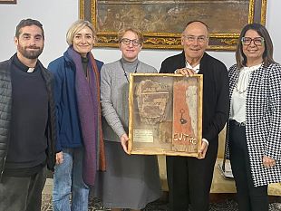 il-frammento-simbolo-del-naufragio-di-cutro-girera-nella-diocesi-di-mazara-del-vallo