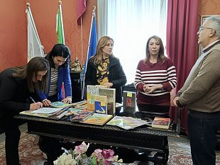 erice-lassociazione-sostieni-ucraina-dona-libri-alla-biblioteca-vito-carvini