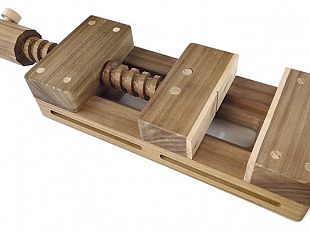 una-punta-di-sal-la-morsa-della-politica