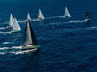 il-trofeo-sebastiano-tusa-torna-a-solcare-le-acque-delle-egadi-tra-storia-vela-e-cooperazione-internazionale