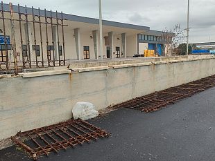 mazara-crollata-recinzione-esterna-del-mercato-ittico-allingrosso-del-porto-nuovo