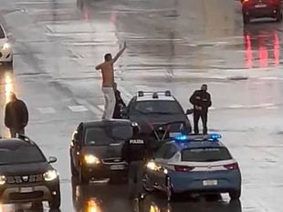 trapani-semina-il-panico-in-citta-e-poi-sale-sul-tetto-dellauto