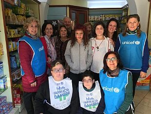 noi-alunni-della-pappalardo-in-farmacia-per-i-bambini