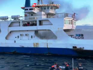 sicilia-incendio-su-un-traghetto-nello-stretto-di-messina